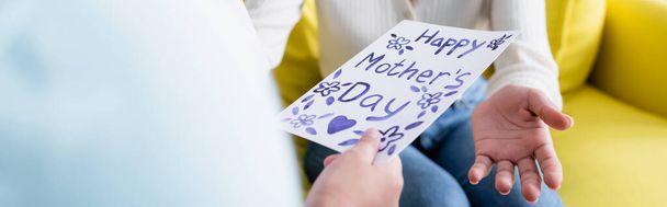 vue recadrée de l'enfant avec carte heureuse fête des mères près de maman afro-américaine, bannière - Photo, image