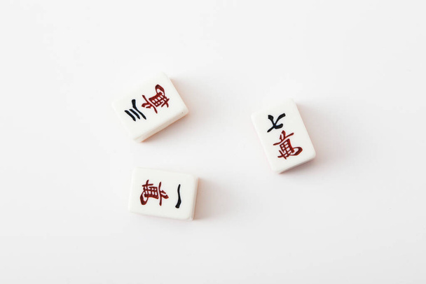 Muchos azulejos blancos de mahjong dispersos sobre fondo blanco. - Foto, Imagen