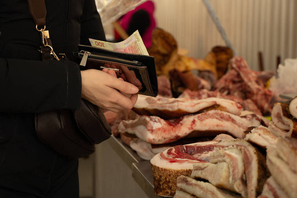 l'acheteur achète du saindoux au bazar ukrainien dans la ville de Dnipro, du saindoux ukrainien et de la viande - Photo, image