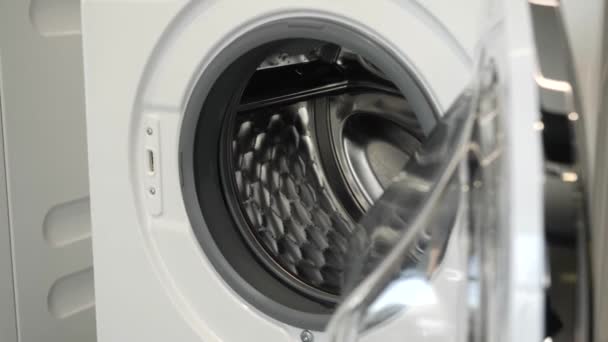 Die Kamera bewegt sich langsam entlang der offenen Waschmaschine und zeigt ihren Innenraum - Filmmaterial, Video