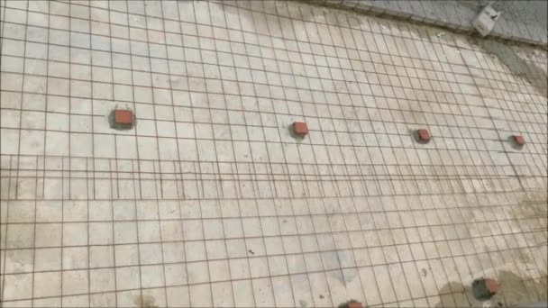 Wiejska ulica powraca. Siatka druciana ustanowiona do wylewania betonowej podstawy na andaluzyjskiej ulicy wsi - Materiał filmowy, wideo