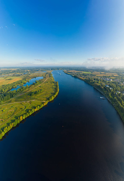 Uglich, Rusland. Wolga rivier. Aan de oever bij de stad Uglich. Luchtzicht - Foto, afbeelding