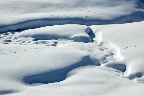 χειμερινό τοπίο με χιονισμένες όχθες, μια ηλιόλουστη μέρα μετά από χιονοθύελλα                                     - Φωτογραφία, εικόνα