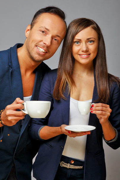 Ζευγάρι σε σακάκια, πίνοντας τον καφέ - Φωτογραφία, εικόνα