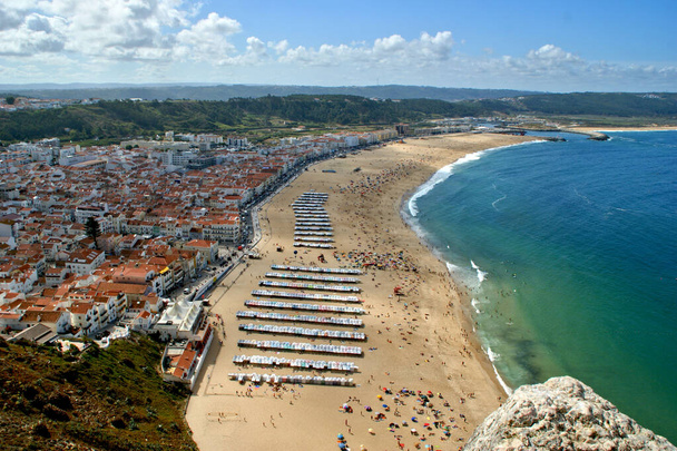 ポルトガルのシティオの視点から見たナザレビーチ - 写真・画像