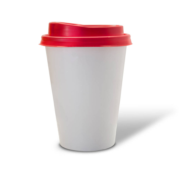 Белая одноразовая бумажная чашка с пластиковой красной крышкой - Фото, изображение