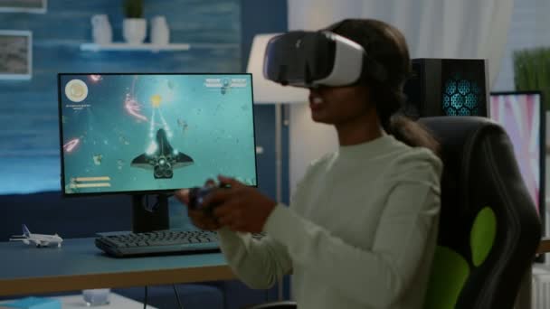 Afrykański gracz gra kosmiczna strzelanka konkurencji przy użyciu wirtualnej rzeczywistości gogle - Materiał filmowy, wideo