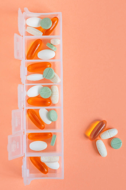 ビタミンや錠剤のための週ボックス。毎週薬の整理 - 写真・画像