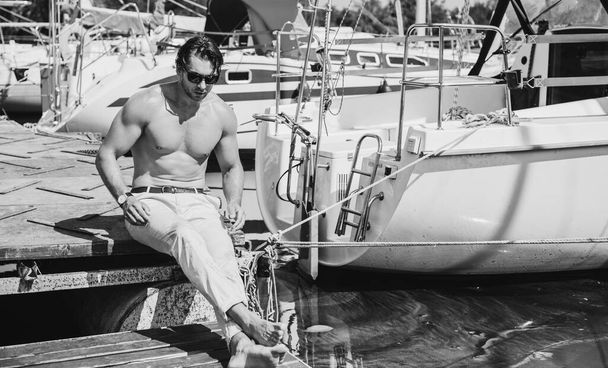 Красивий чоловік на вітрильному човні, відпочинок у розкішному морському круїзі, літній відпочинок на водному транспорті, концепція свободи та насолоди
 - Фото, зображення