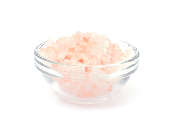 roze zout in glazen kom geïsoleerd op witte achtergrond - Foto, afbeelding