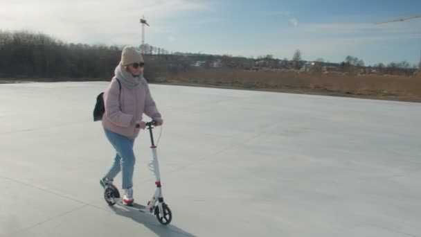 Donna su uno scooter sul campo da giuoco - Filmati, video