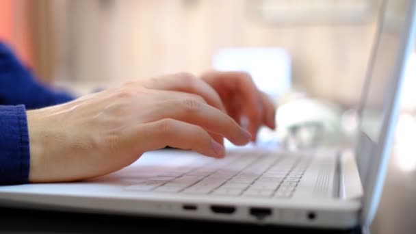 Freelancer masculino trabalhando em laptop em casa-escritório. digitação no teclado - Filmagem, Vídeo