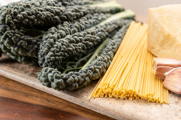 Siyah yassı cavolo nero tuscan lahanasıyla vejetaryen yemekleri. - Fotoğraf, Görsel