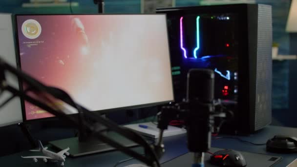 Παιχνίδι φορτώνει στην οθόνη του RGB επαγγελματική ισχυρό υπολογιστή - Πλάνα, βίντεο