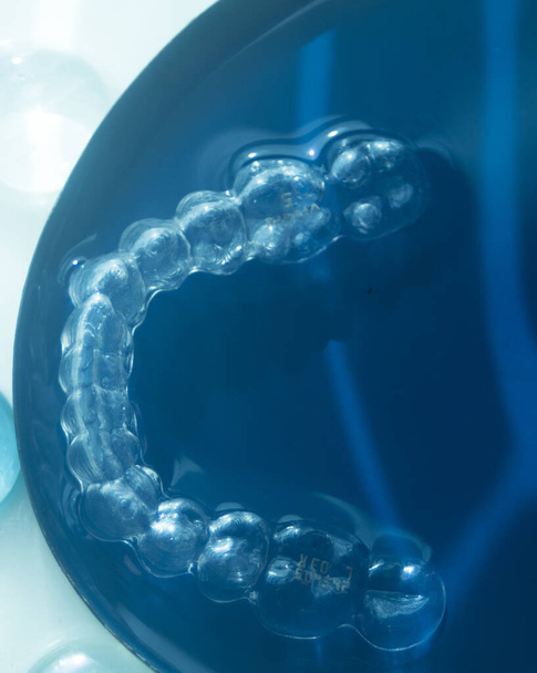 Moderní neviditelné závorky rovnoběžky používané k opravě zarovnání zubů zubními lékaři. - Fotografie, Obrázek