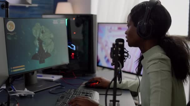 Африканские стритрейсеры играют в мощную компьютерную игру RGB Shooter - Кадры, видео
