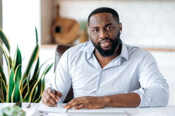 Αφροαμερικανός επιχειρηματίας πετυχημένη αυτοπεποίθηση freelance πορτρέτο - Φωτογραφία, εικόνα