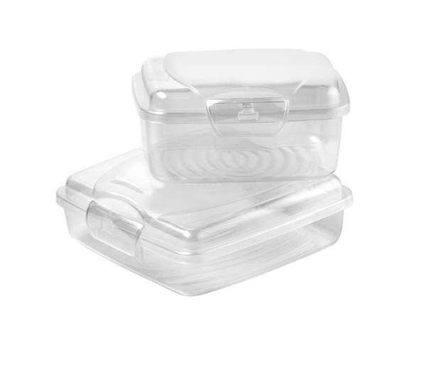 Dos recipientes de plástico reutilizables para el almacenamiento de alimentos con cubiertas para uso doméstico sobre fondo blanco con recorrido de recorte - Foto, Imagen