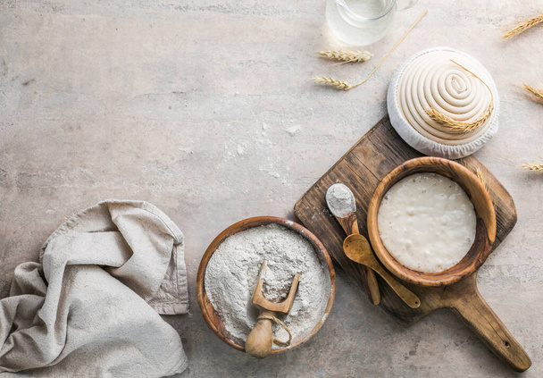Der Sauerteig für Brot ist aktiv. Starter-Sauerteig (fermentierte Mischung aus Wasser und Mehl, die als Sauerteig zum Brotbacken verwendet werden kann). Das Konzept einer gesunden Ernährung - Foto, Bild