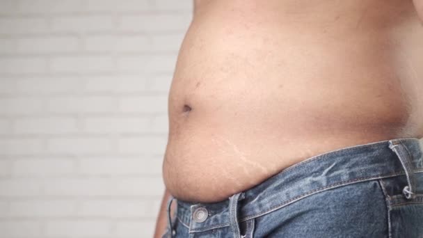 Erkeklerin el ele tutuşması aşırı göbek yağları, aşırı kilolu kavramlar - Video, Çekim
