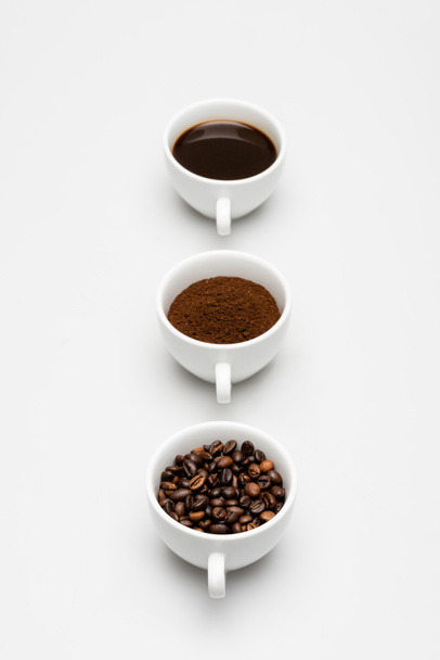 xícaras com feijão, café preparado e moído em branco - Foto, Imagem