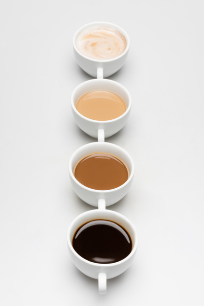 farklı hazırlanmış kahve içecekler beyaz sütle - Fotoğraf, Görsel