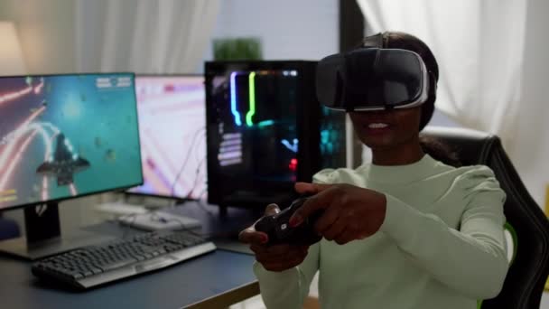 Focalizzato cyber player africano indossando cuffie realtà virtuale durante il gioco - Filmati, video