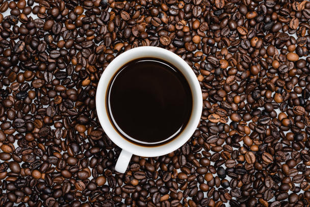 vista superior da xícara com americano em grãos de café  - Foto, Imagem