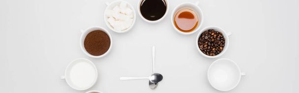 vista superior de café negro en tazas cerca de frijoles y terrones de azúcar en blanco, pancarta - Foto, imagen