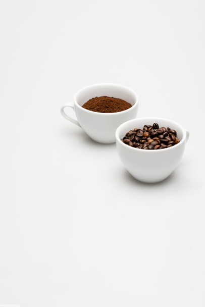 pavut ja jauhettu kahvi kupit valkoinen - Valokuva, kuva