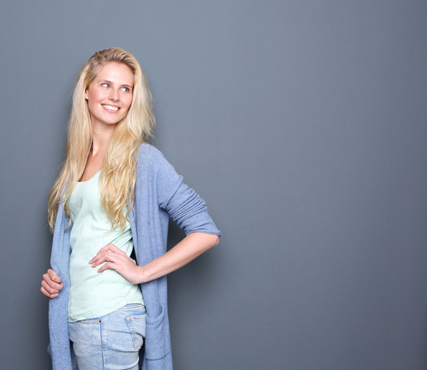 Porträt einer jungen blonden Frau, die lächelt  - Foto, Bild