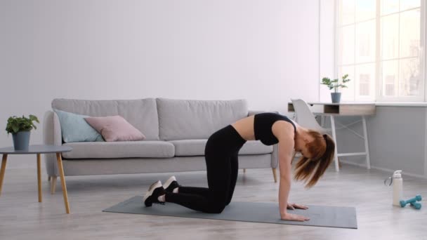 Sportos nő csinál Backbends Álló négykézláb edzés otthon - Felvétel, videó