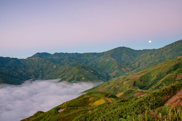 Та Сюа - знаменитая горная цепь на севере Вьетнама. Круглый год гора поднимается над облаками, создавая инверсии облаков.. - Фото, изображение