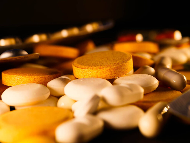 medicamentos antibióticos píldoras medicina colorido antibacterianos píldoras sobre fondo blanco píldora píldora medicina - Foto, Imagen