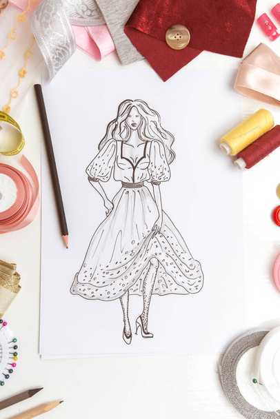 Modeontwerp. Schetsen van stijlvolle dameskleding. Designer tekeningen van jurken op papier. - Foto, afbeelding