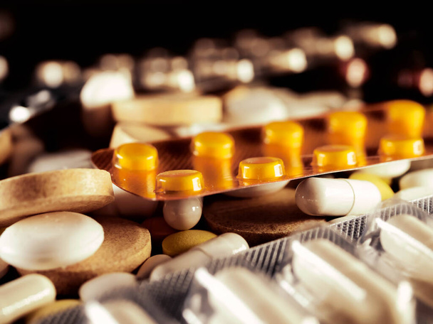 医薬品抗生物質薬白背景カプセル薬にカラフルな抗菌薬薬 - 写真・画像