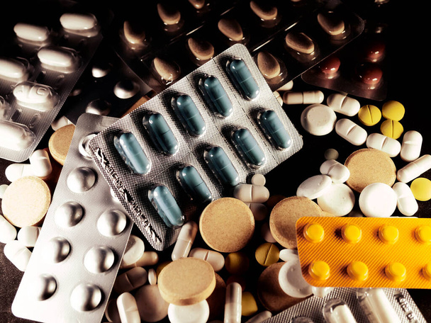 医薬品抗生物質薬白背景カプセル薬にカラフルな抗菌薬薬 - 写真・画像