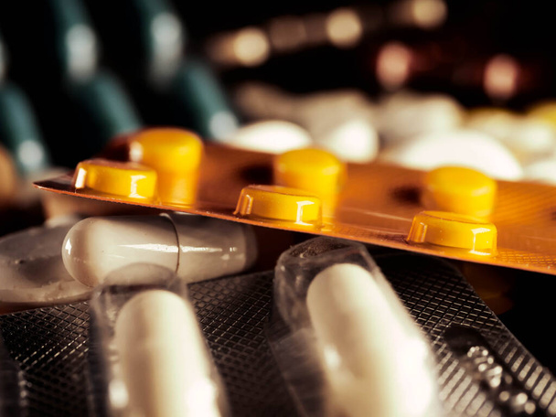 medicamentos antibióticos pílulas medicamentos antibacterianos coloridos pílulas sobre fundo branco pílula medicina - Foto, Imagem