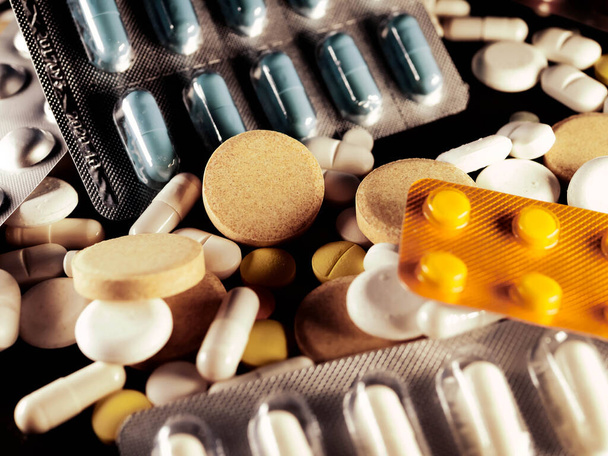 medicamentos antibióticos píldoras medicina colorido antibacterianos píldoras sobre fondo blanco píldora píldora medicina - Foto, imagen