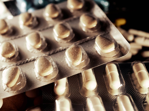 Medikamente Antibiotika Pillen Medizin bunte antibakterielle Pillen auf weißem Hintergrund Kapsel Pille Medizin - Foto, Bild