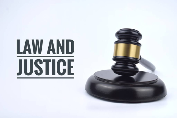 Selektive Fokussierung Bild von Hammer mit Recht und Gerechtigkeit Formulierung isoliert in weißem Hintergrund. Gesetzeskonzept - Foto, Bild