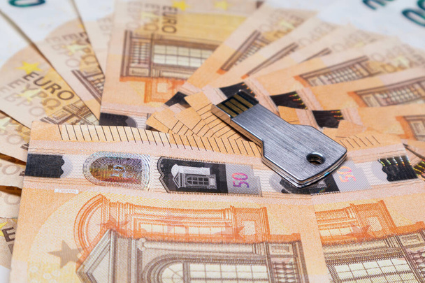 USB-палиця у вигляді ключа на євро банкнотах крупним планом
 - Фото, зображення