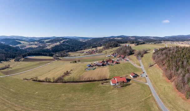 Imagen de una vista aérea con un dron del paisaje en el bosque bávaro cerca de Grafenau, Alemania - Foto, Imagen