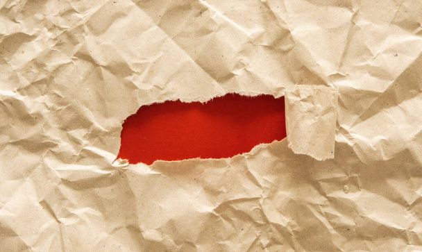 Borde de papel artesanal con espacio de copia para texto sobre fondo rojo - Foto, imagen