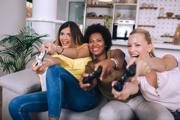 Portrét šťastných žen přátelé hraní videoher doma. - Fotografie, Obrázek