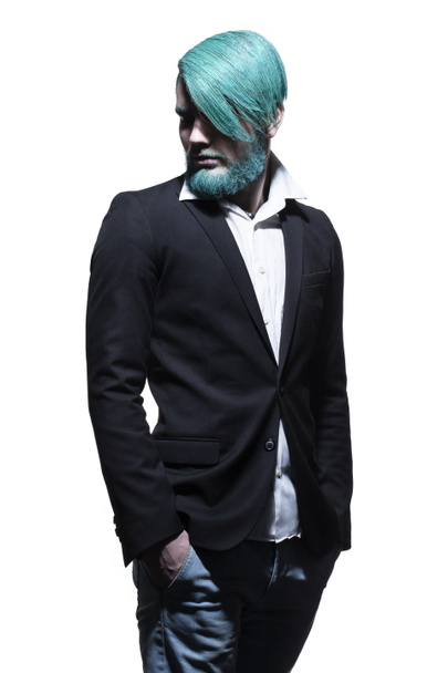 Стильный мужчина с зелеными волосами и бородой
 - Фото, изображение