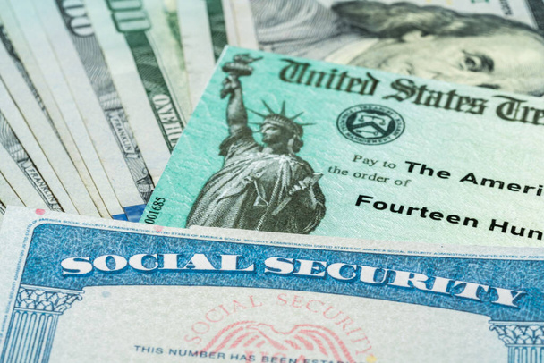 Ilustrace federálního stimulačního šeku z roku 2021 z IRS s hotovostní kartou a kartou sociálního zabezpečení - Fotografie, Obrázek