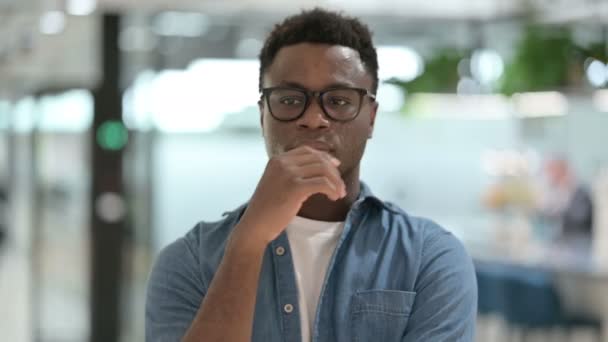 Muotokuva Pensive nuori afrikkalainen mies ajattelu - Materiaali, video