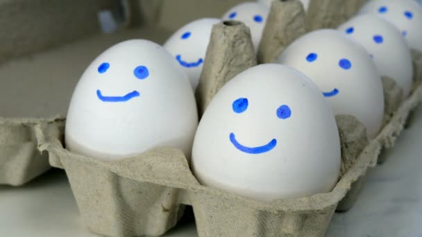 Šéfkuchař ruce v gumových ochranných rukavicích vzít dvě bílá kuřecí vejce z kartónové podnos vejce na vaření snídaně. Domácí kuchyně. Detailní záběr. - Záběry, video
