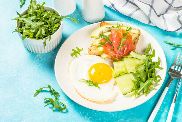 Gezond ontbijt met ei, toast en salade. - Foto, afbeelding
